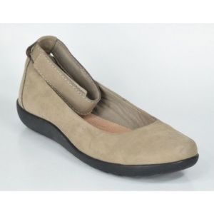 Clark’s medora Mary Janes with ankle strap.